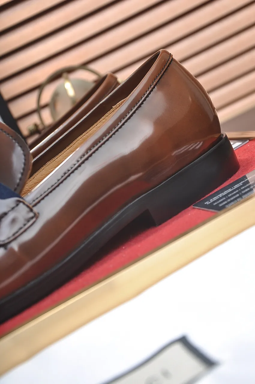 Factory price 540💶Italian top luxury men's shoe giant (GUCCI) (Gucci) (full cowhide lining) new arrival🍃Original European style🔰 Pleasant to the eye😍In order to make the shoes more durable and non-deformable🌀The production continues to follow traditional methods but there is still no lack of innovation💪The original sheepskin is chosen for the leather♻️Smooth, natural and exceptionally bright⭐Made of imported cowhide The rich man’s first choice 38-45 (45 customized)